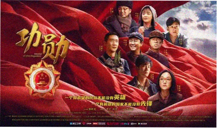 露天放映现场：沙白色幕布前的折叠椅与铜棕色放映机